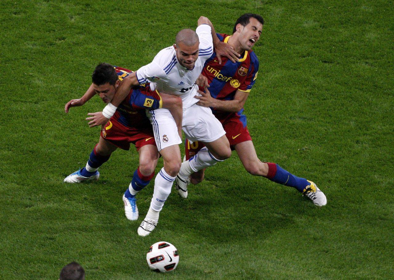 皇马巴萨同一小组，竞争激烈争夺头名的简单介绍