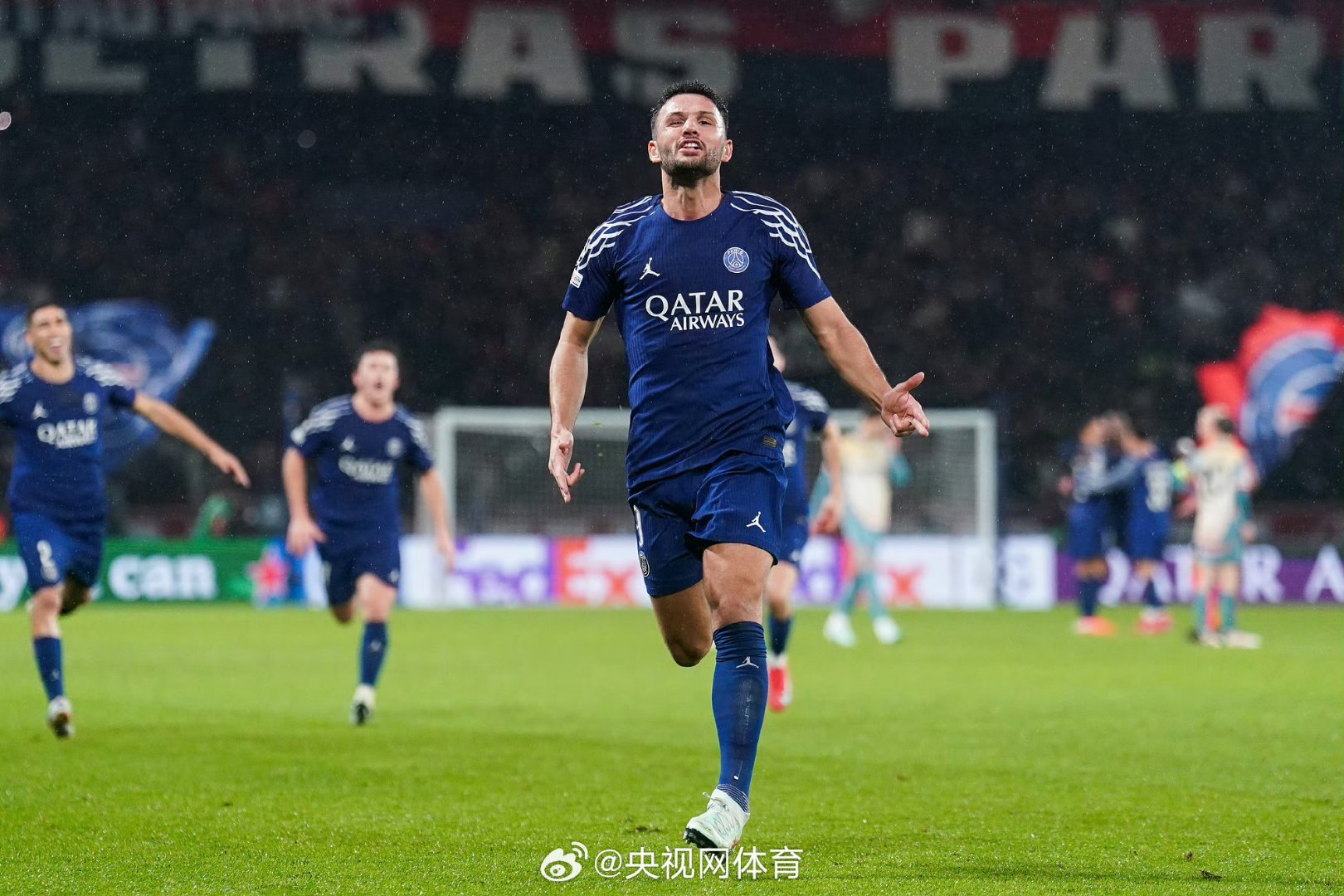 曼城重伤倒地，巴黎圣日耳曼全队围拢祈祷，场面感人的简单介绍