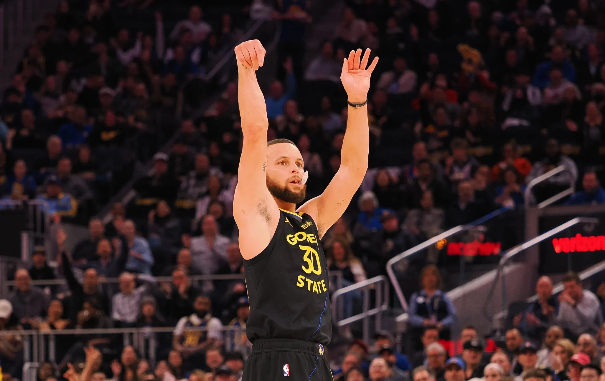  库里连续二十场比赛得分超过惊险取胜，中国队挑战极限！